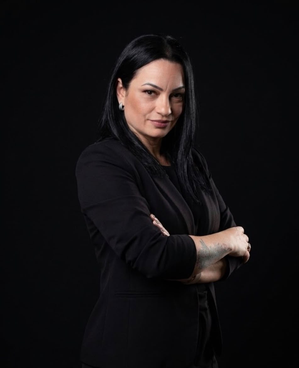 Laíris Sousa de braços cruzados, em retrato profissional